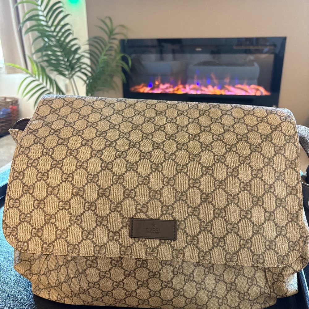 Gucci large changing bag (authentic)